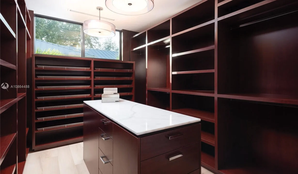 walkin closet